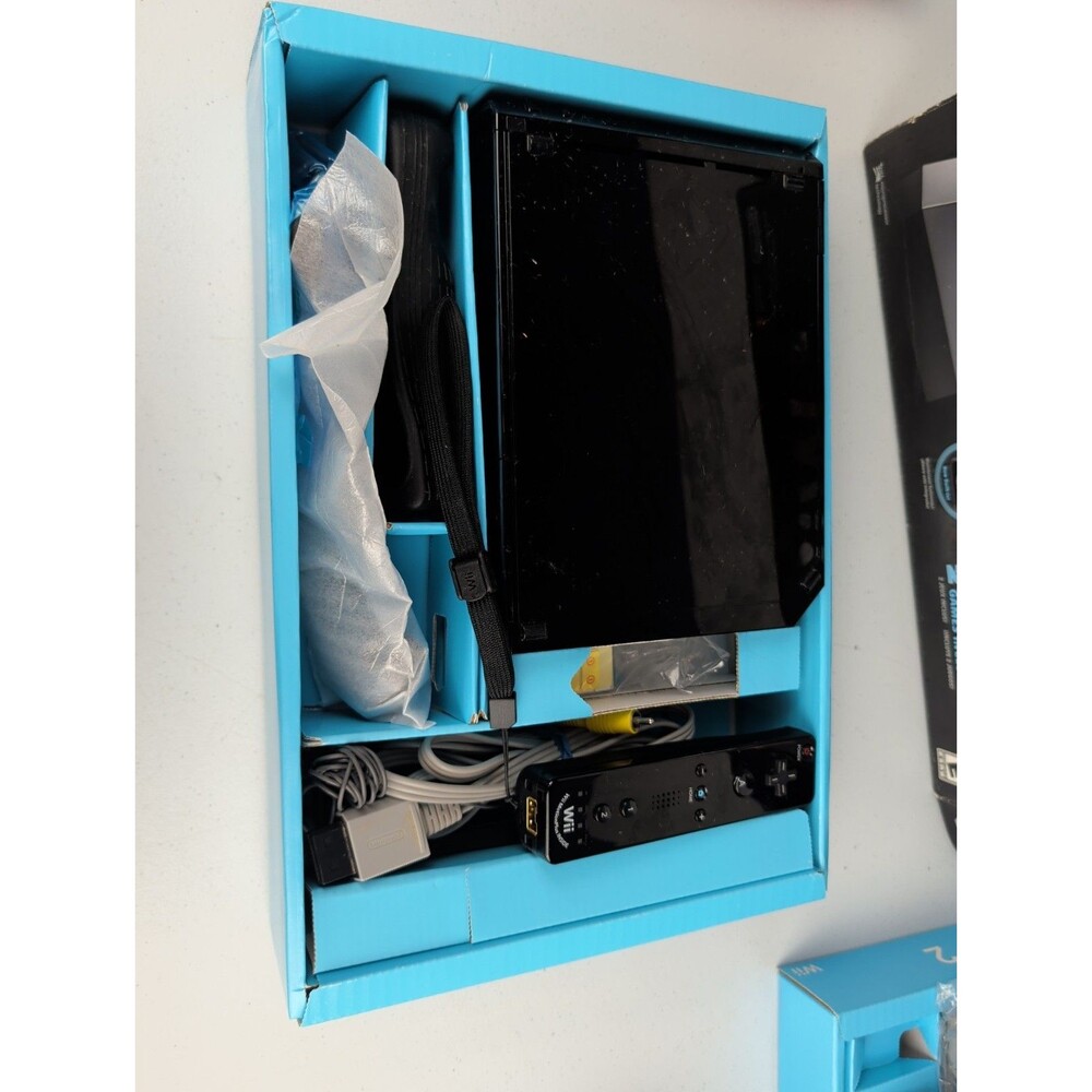 Nintendo Wii Black Console RVL-101 in Box With Inserts Manual Console Controller - Picture 2 of 9